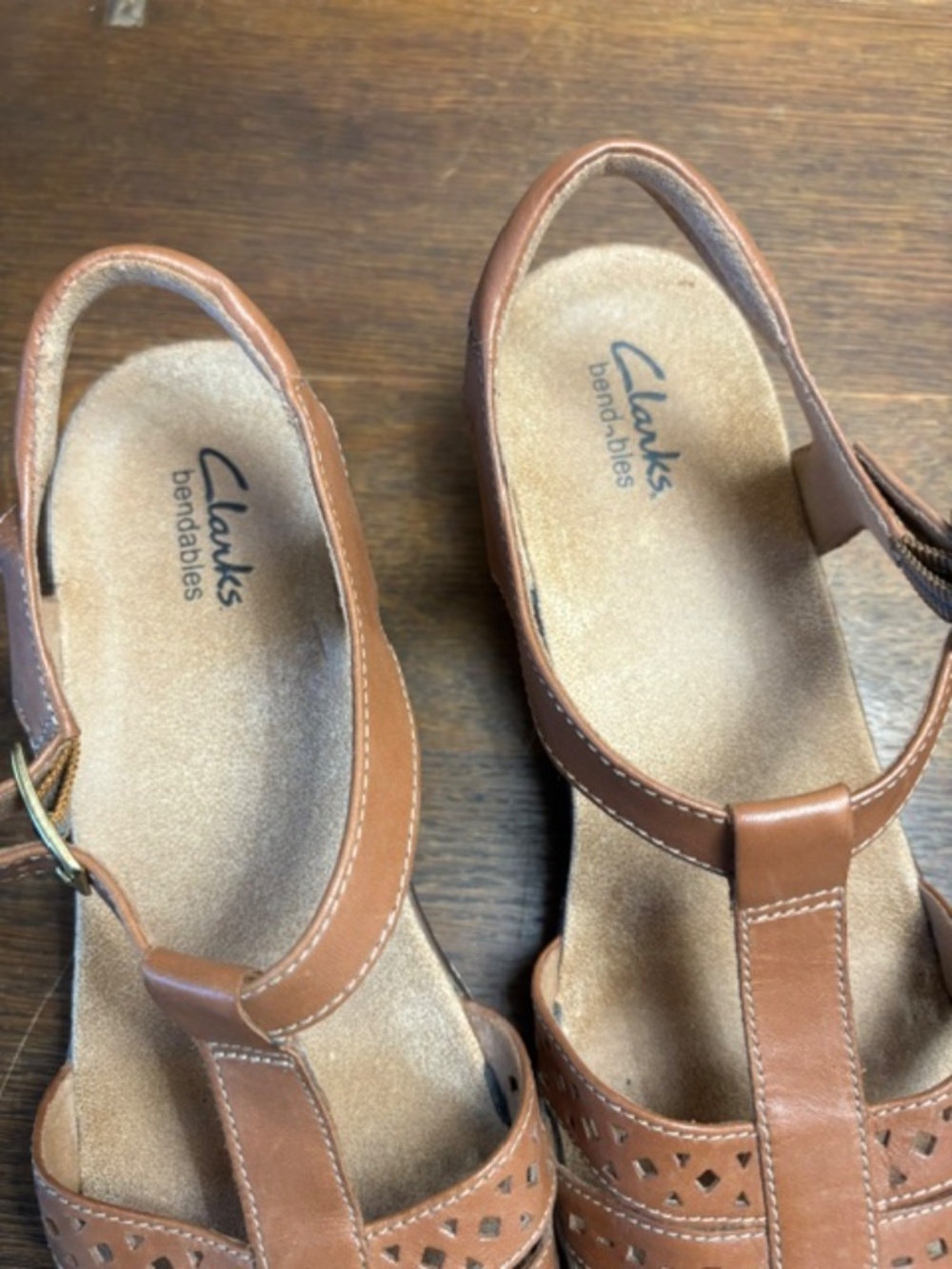Clarks Bendables - SZ9.5M - Picture 2 of 3